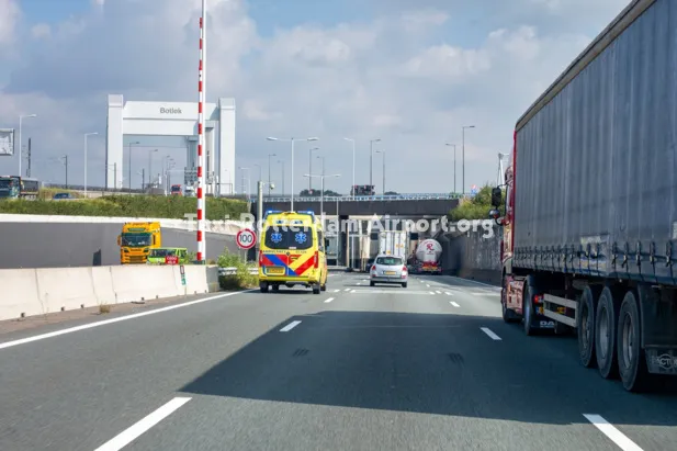 Taxi van Hoogvliet naar Rotterdam Airport
