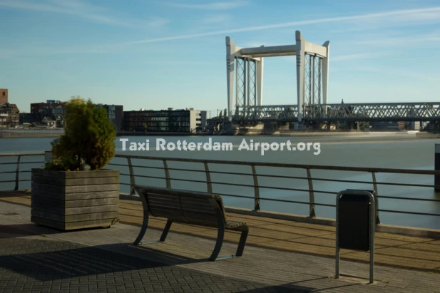 Taxi van Zwijndrecht naar Rotterdam Airport